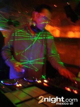 pepe-silva-momma-performing-neon